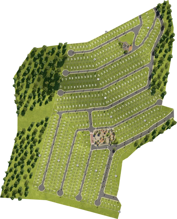 Planta do loteamento Reserva Montês: 13 quadras identificadas de A a M, ruas em curva acompanhando o relevo, praça central e faixa de mata preservada ao longo da divisa.